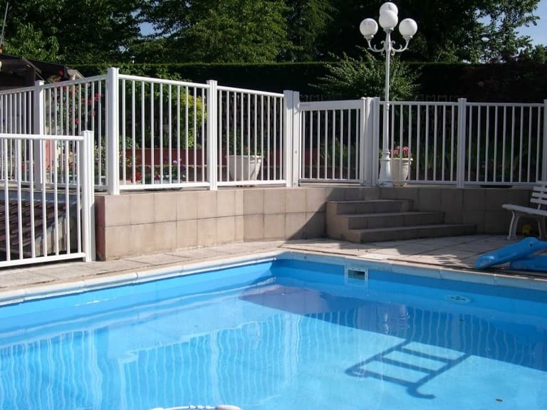 Barrière piscine aluminium Les Portaliers Ruy-Montceau